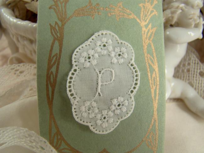 Joli monogramme P dans un cartouche ajouré de fine batiste 1900-20