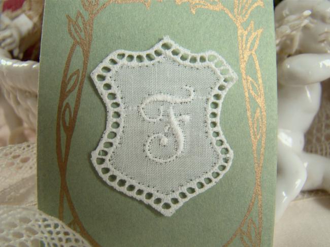 Joli monogramme F dans un cartouche ajouré de fine batiste 1900-20