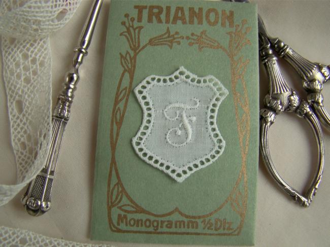 Joli monogramme F dans un cartouche ajouré de fine batiste 1900-20