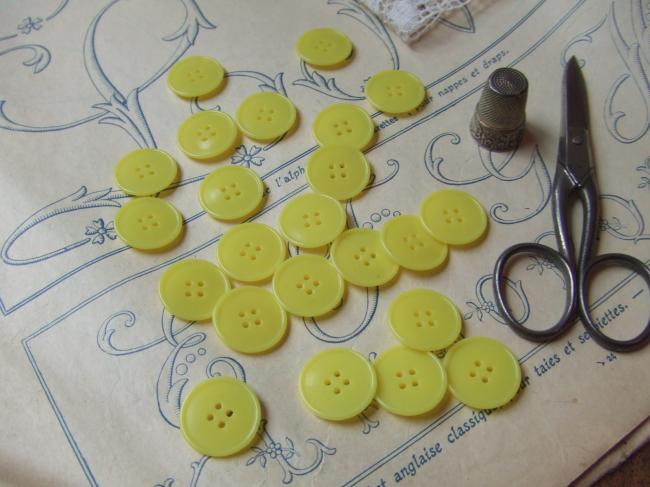 Lot de 23 boutons en celluloid jaune à 4 trous en 20mm de diamètre