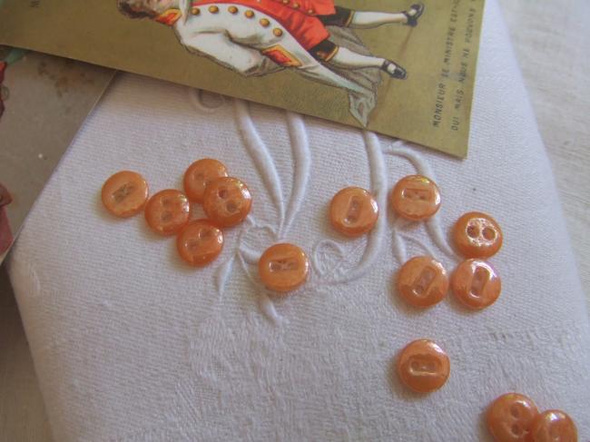 Lot de 19 minis boutons 'viennois'en verre irisé de couleur orange, 2 trous