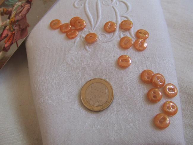 Lot de 19 minis boutons 'viennois'en verre irisé de couleur orange, 2 trous
