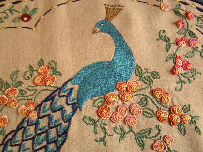 Superbe coussin en toile de lin brodé d'un magnifique paon 1930