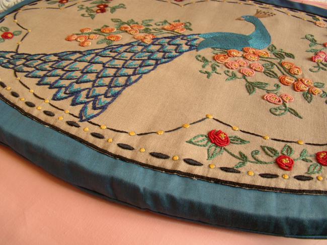 Superbe coussin en toile de lin brodé d'un magnifique paon 1930