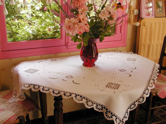 Gorgeous tablecloth in Richelieu openwork with inserts of Cluny bobbin lace 1900