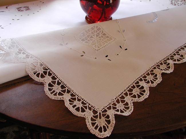 Gorgeous tablecloth in Richelieu openwork with inserts of Cluny bobbin lace 1900