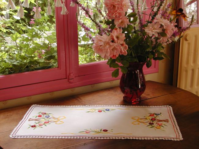 Très gracieux chemin de table brodé de paniers de fleurs aux couleurs vives