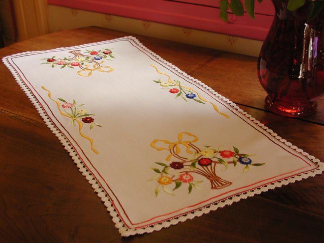 Très gracieux chemin de table brodé de paniers de fleurs aux couleurs vives