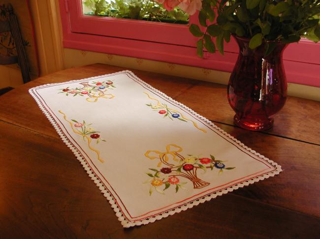 Très gracieux chemin de table brodé de paniers de fleurs aux couleurs vives