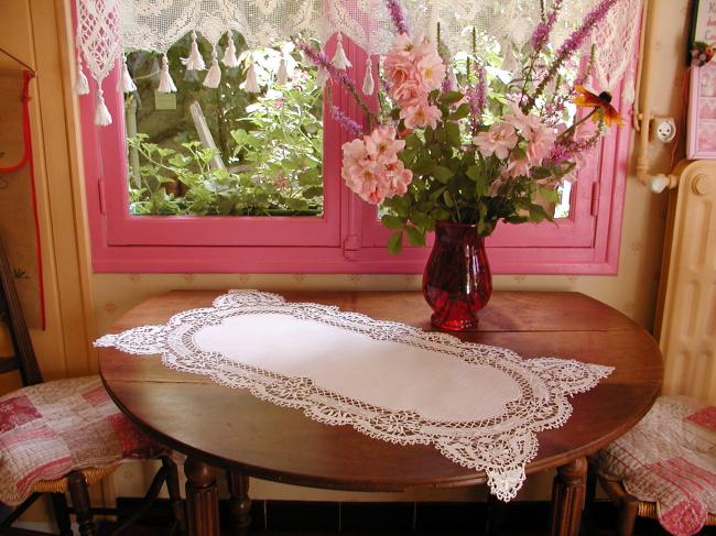 Très beau chemin de table en lin et pourtour de dentelle de Cluny aux fuseaux