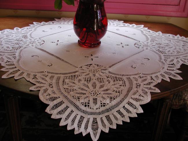 Spectacular hand-made tablecloth in Battenburg tape lace and Richelieu