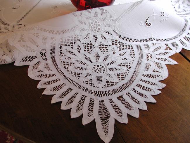 Spectacular hand-made tablecloth in Battenburg tape lace and Richelieu