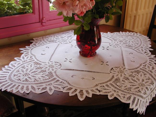 Spectacular hand-made tablecloth in Battenburg tape lace and Richelieu