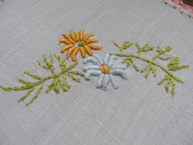 Very pretty table centre or tray cloth with hand-embroidered baskets of flowers