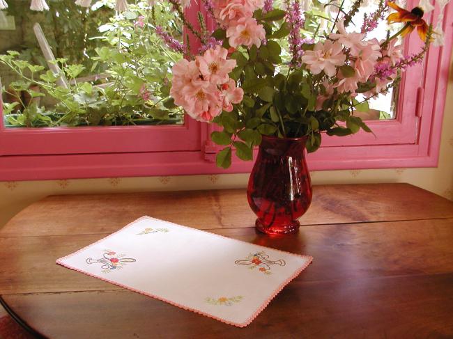 Very pretty table centre or tray cloth with hand-embroidered baskets of flowers