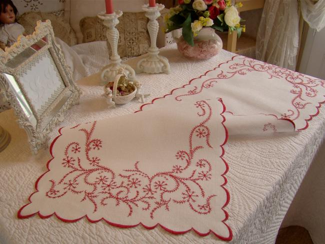 Merveilleux chemin de table en lin avec broderie rouge, rinceaux de fleurs