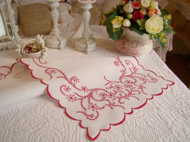 Merveilleux chemin de table en lin avec broderie rouge, rinceaux de fleurs