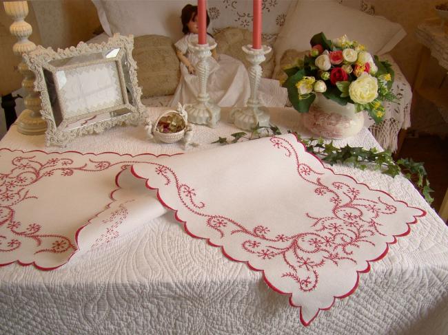 Merveilleux chemin de table en lin avec broderie rouge, rinceaux de fleurs