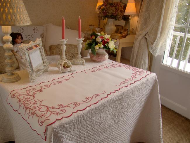 Merveilleux chemin de table en lin avec broderie rouge, rinceaux de fleurs