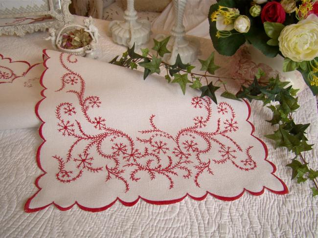 Merveilleux chemin de table en lin avec broderie rouge, rinceaux de fleurs