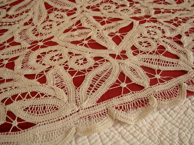 Linge ancien: Superbe chemin de table brodé à la Renaissance aux lacets1900