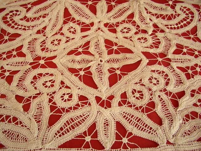 Linge ancien: Superbe chemin de table brodé à la Renaissance aux lacets1900