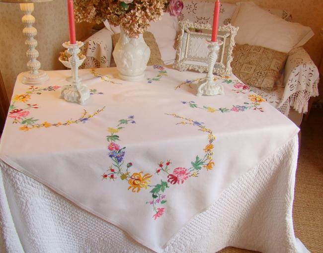 Romantique nappe brodée de larges rinceaux de roses et églantines