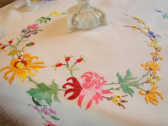 Romantique nappe brodée de larges rinceaux de roses et églantines