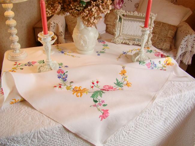 Romantique nappe brodée de larges rinceaux de roses et églantines