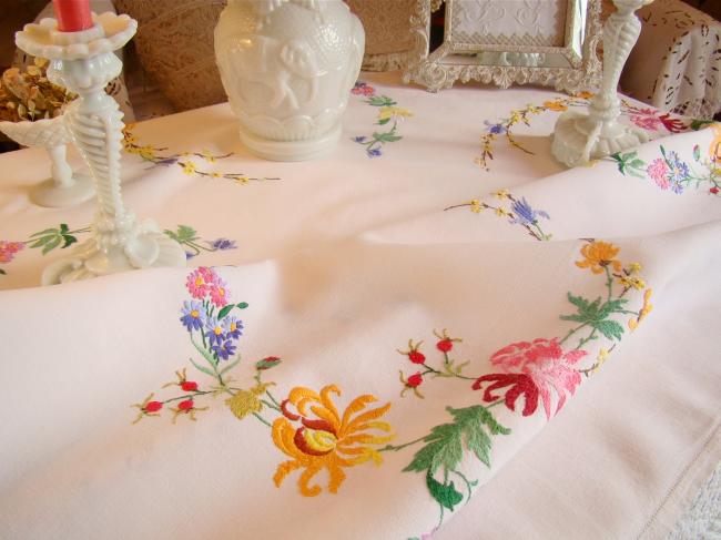 Romantique nappe brodée de larges rinceaux de roses et églantines