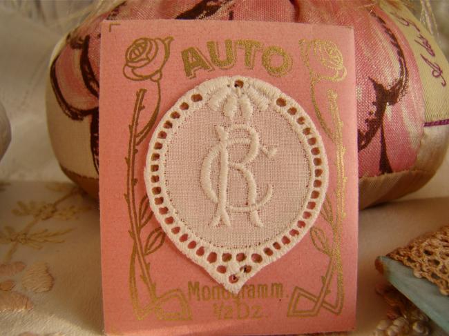 Adorable monogramme CR ou RC dans un cartouche ajouré de fine batiste 1900-20