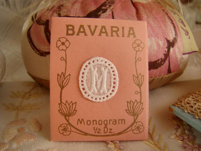 Adorable mini monogramme M dans un cartouche ajouré en fine batiste 1900-20