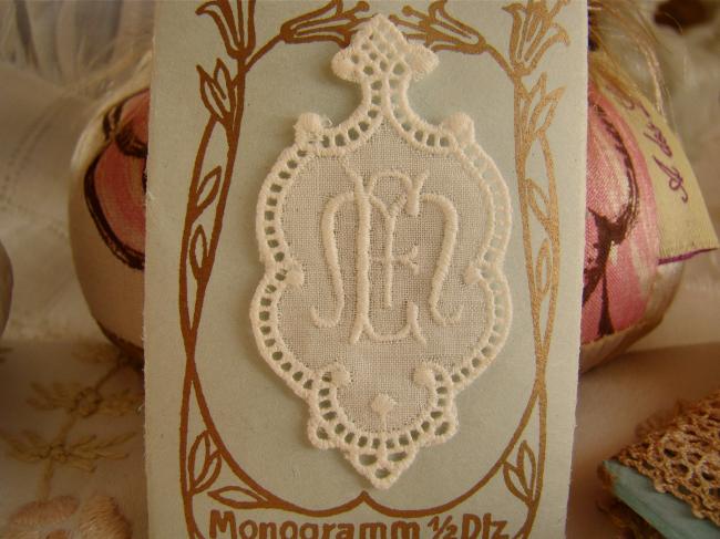 Merveilleux monogramme ME ou EM dans un cartouche ajouré de fine batiste 1900-20