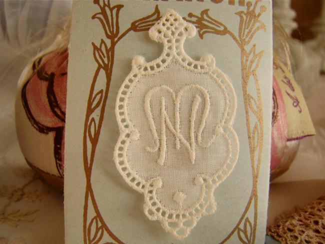 Merveilleux monogramme MN ou NM dans un cartouche ajouré de fine batiste 1900-20