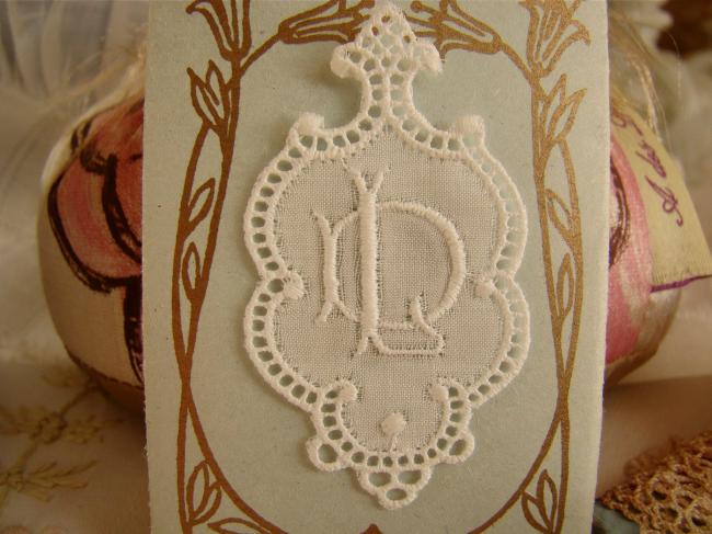 Merveilleux monogramme DL ou LD dans un cartouche ajouré de fine batiste 1900-20