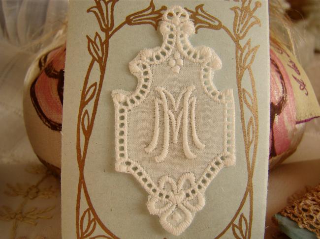 Merveilleux monogramme MM dans un cartouche ajouré de fine batiste 1900-20