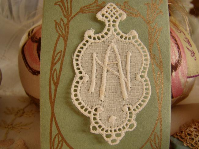 Merveilleux monogramme AN ou NA dans un cartouche ajouré de fine batiste 1900-20