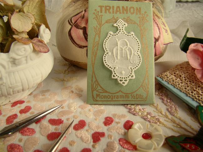 Merveilleux monogramme MR ou RM dans un cartouche ajouré de fine batiste 1900-20