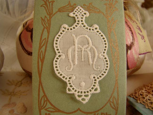 Merveilleux monogramme MR ou RM dans un cartouche ajouré de fine batiste 1900-20