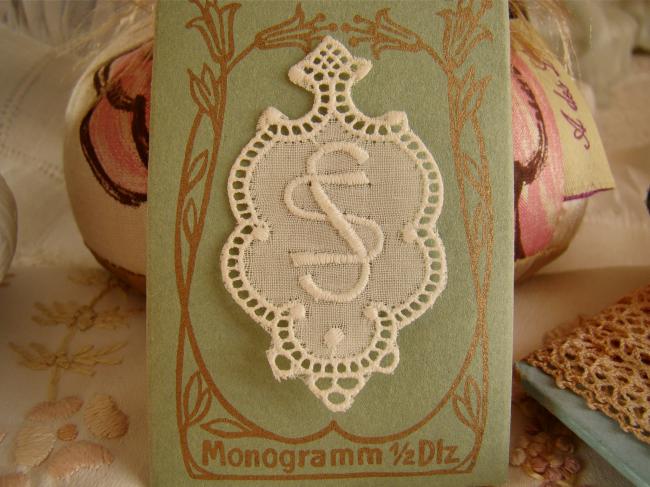 Merveilleux monogramme SS dans un cartouche ajouré de fine batiste 1900-20