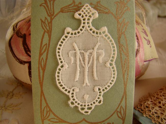 Merveilleux monogramme MT ou TM dans un cartouche ajouré de fine batiste 1900-20