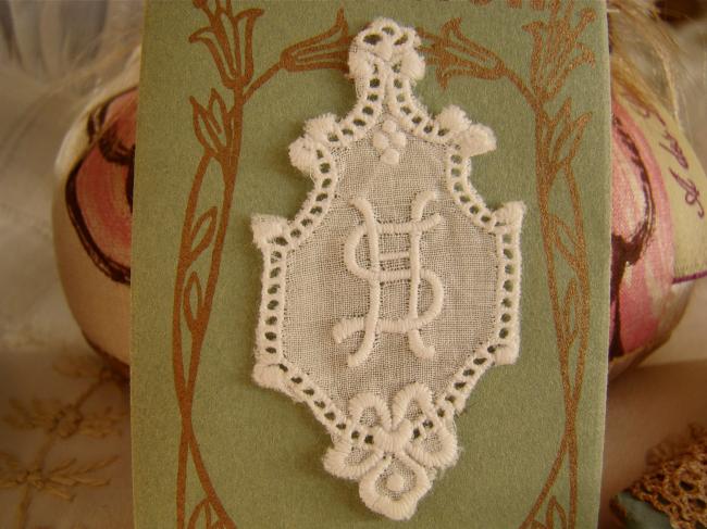 Merveilleux monogramme SH ou HS dans un cartouche ajouré de fine batiste 1900-20