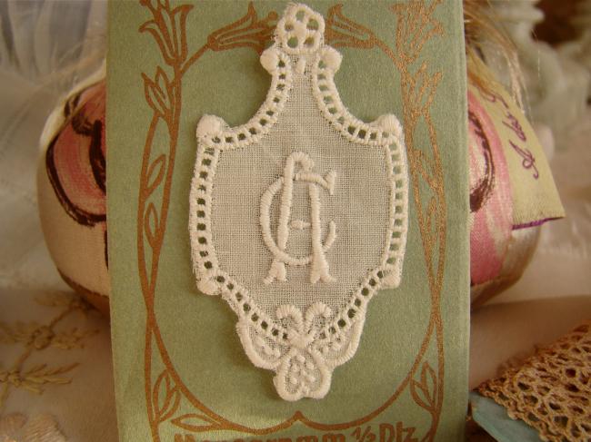 Merveilleux monogramme CA ou AC dans un cartouche ajouré de fine batiste 1900-20