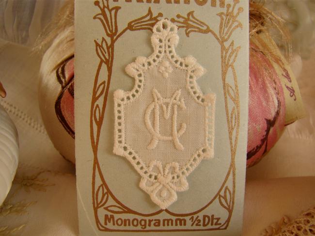 Merveilleux monogramme CM ou MC dans un cartouche ajouré de fine batiste 1900-20