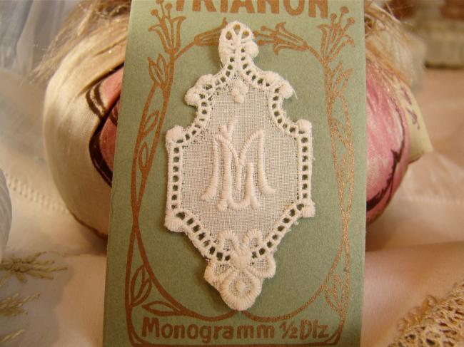 Merveilleux monogramme LM ou ML dans un cartouche ajouré de fine batiste 1900-20