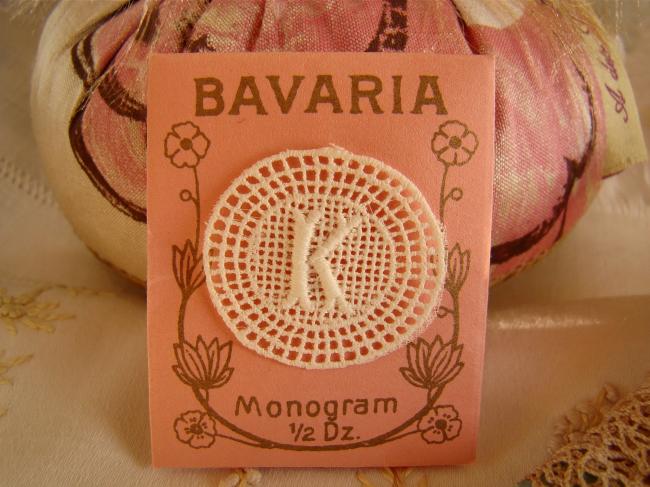 Gracieux monogramme K dans un cartouche ajouré en fine batiste 1900-20