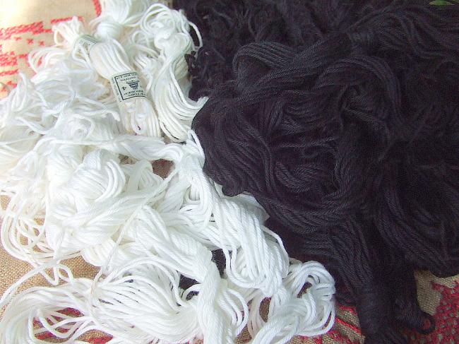 Grand assortiment d'échevettes coton à broder en N°4 DMC, nuance noir et blanc