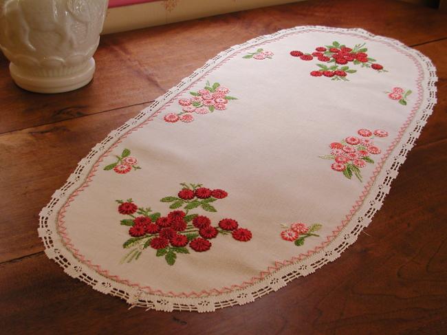 Ultra romantique chemin de table brodé de petites rosettes et petite dentelle