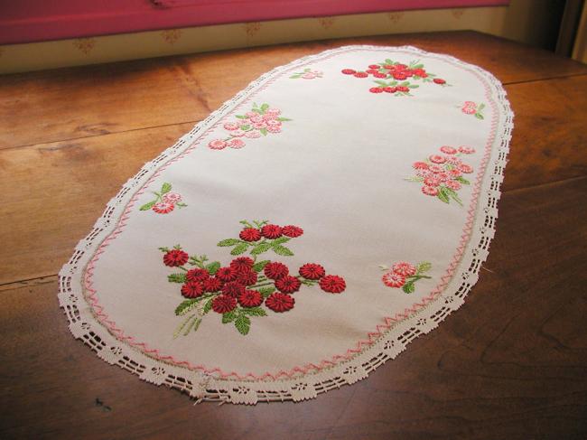 Ultra romantique chemin de table brodé de petites rosettes et petite dentelle