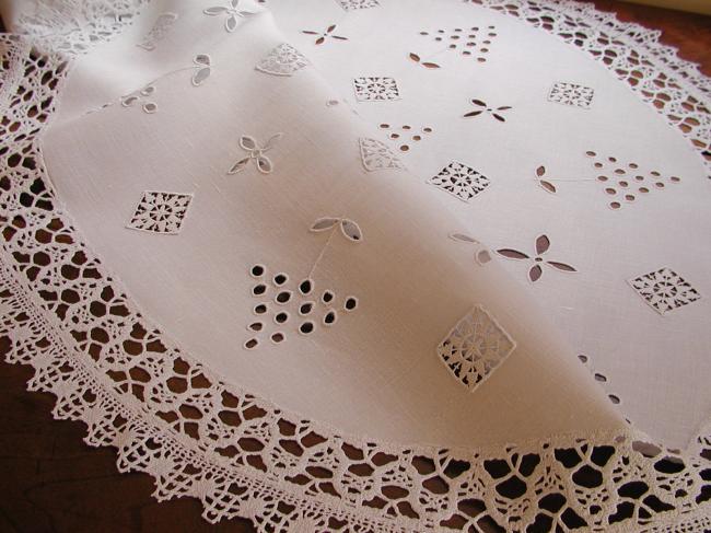 Marvellous round tablecloth with Colbert embroidery and Cluny lace 1900